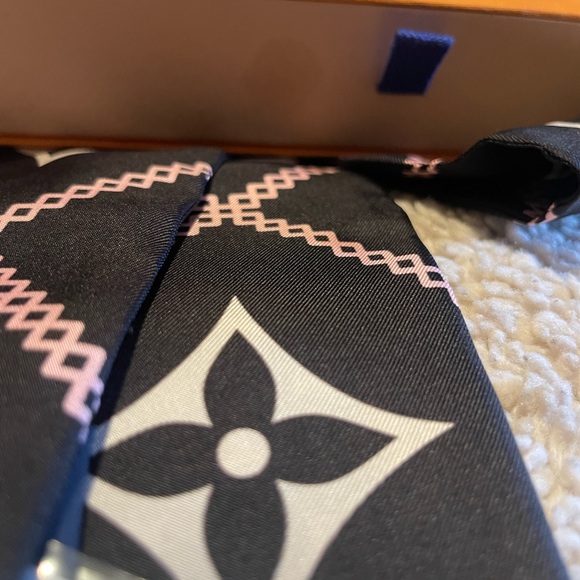 Louis Vuitton Twilly - Picture 3 of 4